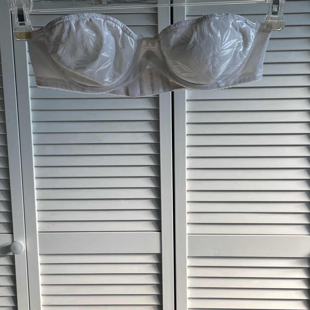 Delicates White Floral Strapless Bra